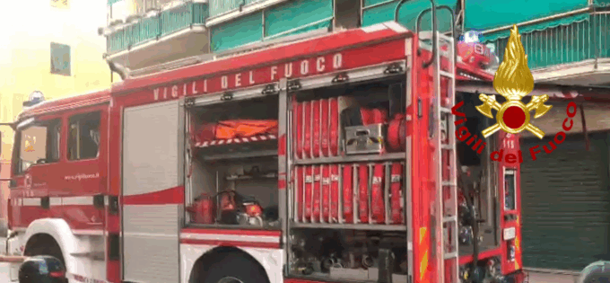 Fuoriuscita di denso fumo da un negozio, vigili del fuoco in azione