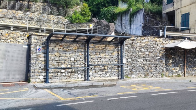 Terminato a Zoagli l’allestimento della pensilina della fermata autobus lungo l’Aurelia