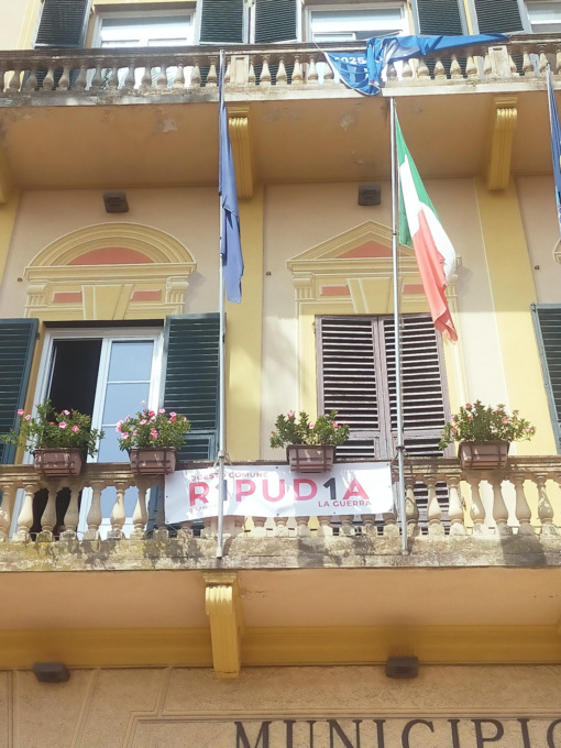 Santa ha aderito a r1pud1a di Emergency