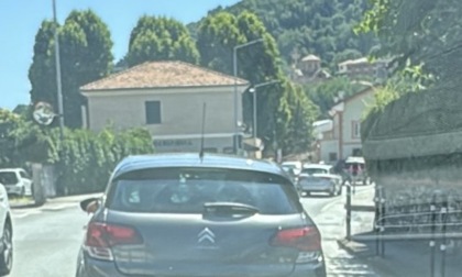 Tamponamento in via Parma a Caperana, traffico in tilt