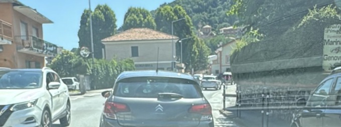 Tamponamento in via Parma a Caperana, traffico in tilt