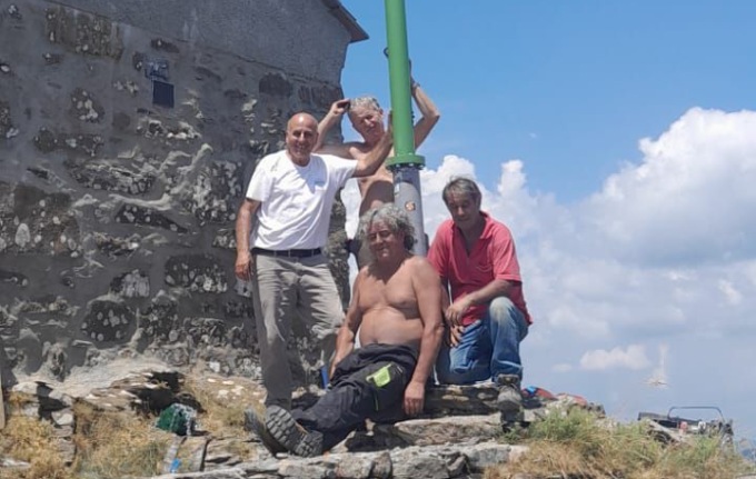 Sistemato il parafulmine per la cappelletta del Monte Ramaceto