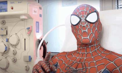 Spiderman insieme a Regione per promuovere la donazione di sangue e plasma anche al mare e sui bus