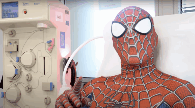 Spiderman insieme a Regione per promuovere la donazione di sangue e plasma anche al mare e sui bus