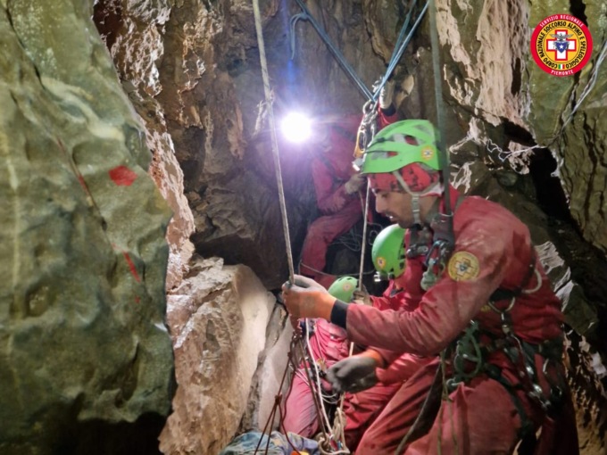 Speleologo ferito a 40 metri di profondità: tra i soccorritori anche 14 partiti dalla Liguria