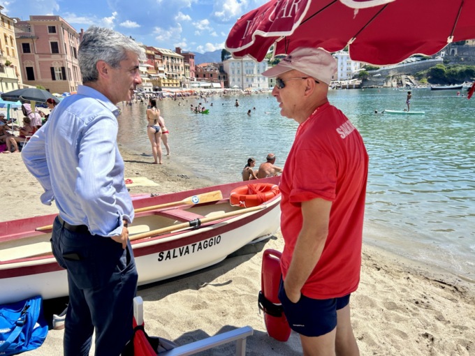 Sestri, al via il presidio bagnini sulle spiagge libere e il contingentamento in Baia