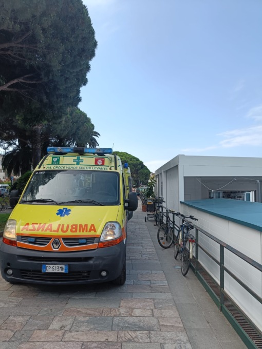 Arresto cardiaco in riva al mare, muore turista a Sestri Levante