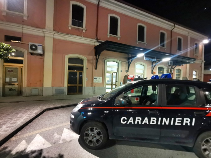 Lavagna, 27enne ubriaco aggredisce carabinieri