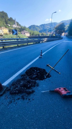 Una buca a Prati di Mezzanego, senso unico alternato