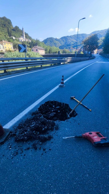 Una buca a Prati di Mezzanego, senso unico alternato