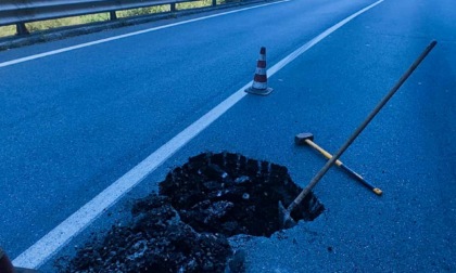 Una buca a Prati di Mezzanego, senso unico alternato