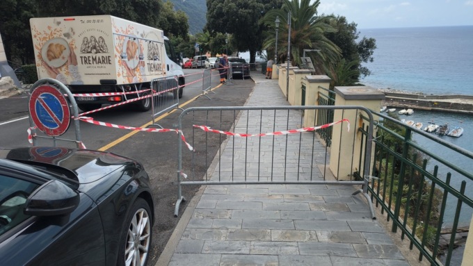 Camogli, chiuso un tratto di marciapiede sul lungomare per verifiche geologiche