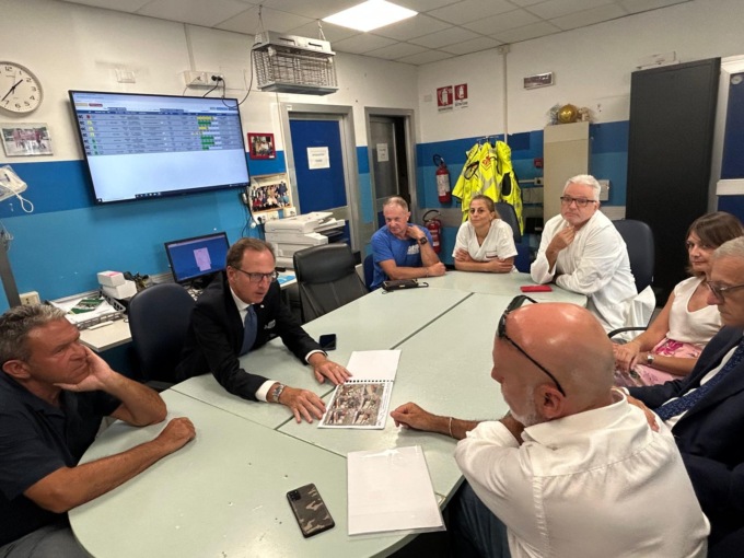 L’assessore regionale alla Sanità Massimo Nicolò in visita alla centrale 118 di Lavagna