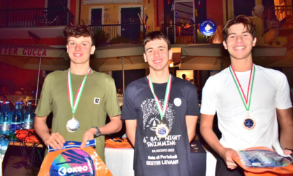 Successo per la 6^ Bay Night Swimming in Baia del Silenzio