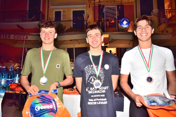 Successo per la 6^ Bay Night Swimming in Baia del Silenzio