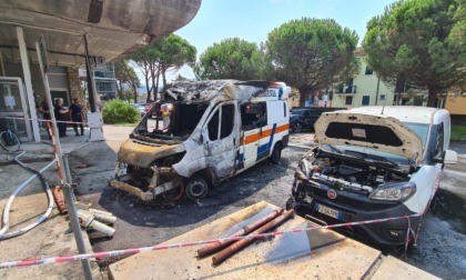 Ospedale di Sestri Levante: un mezzo di soccorso prende fuoco nel parcheggio