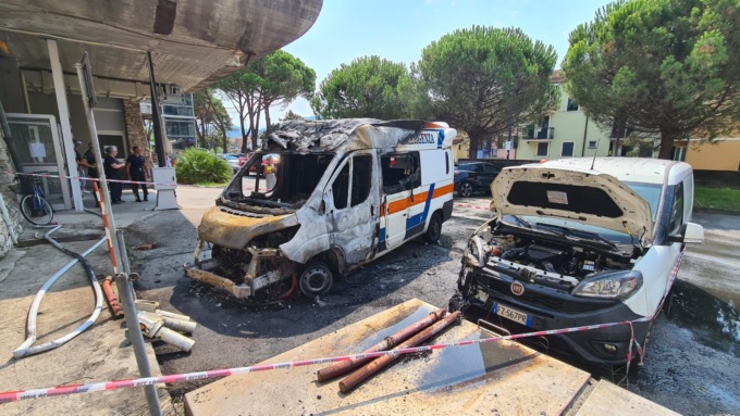 Ospedale di Sestri Levante: un mezzo di soccorso prende fuoco nel parcheggio