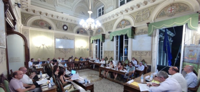 Chiavari, la maggioranza abbandona l’aula consiliare