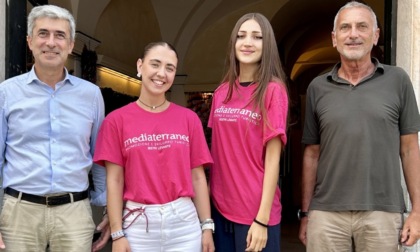 Sestri Levante punta sull’accoglienza giovane, arrivano i ragazzi in maglietta fucsia
