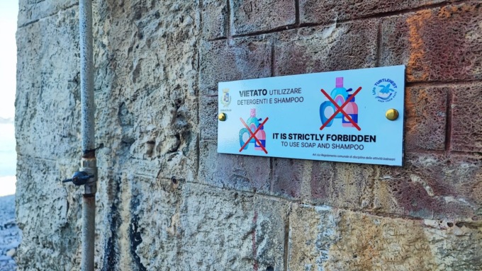 Zoagli, divieto di saponi e shampoo nelle docce pubbliche