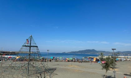 Chiavari, tende da campeggio sulla spiaggia del porto: interviene la Polizia locale