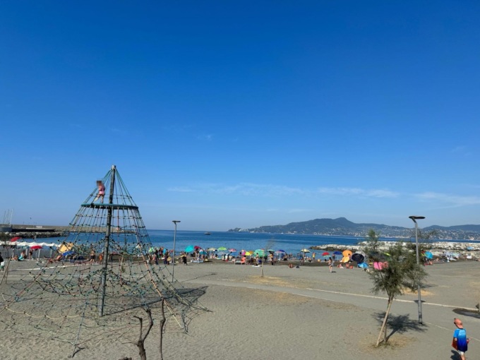 Chiavari, tende da campeggio sulla spiaggia del porto: interviene la Polizia locale