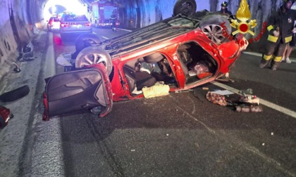 Incidente in A12, una vettura si ribalta: l'intervento dei Vigili del Fuoco