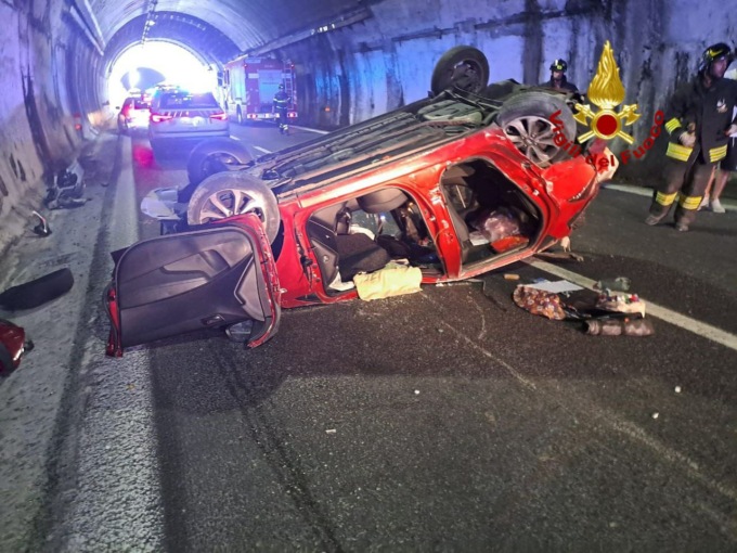 Incidente in A12, una vettura si ribalta: l’intervento dei Vigili del Fuoco