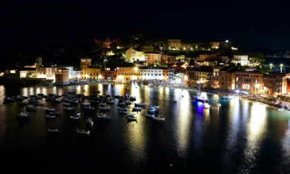Sestri: Barcarolata, bagno di folla in Baia per la sfilata delle imbarcazioni addobbate e lo spettacolo pirotecnico