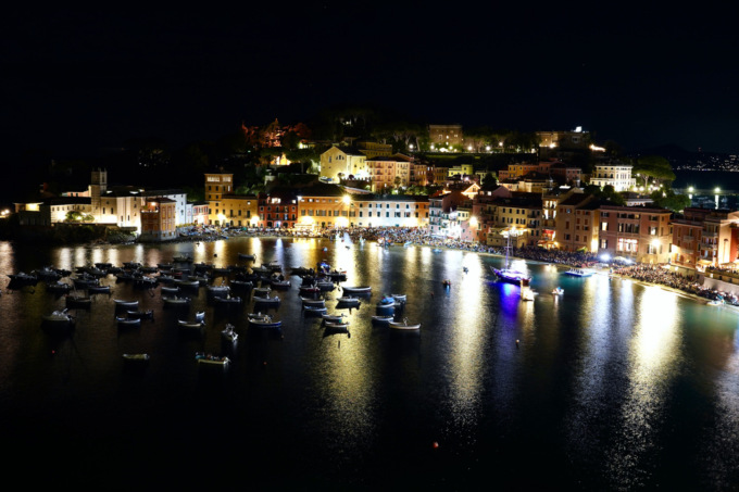 Sestri: Barcarolata, bagno di folla in Baia per la sfilata delle imbarcazioni addobbate e lo spettacolo pirotecnico