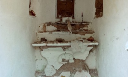 Vandali distruggono la cappelletta alle Case di Becco