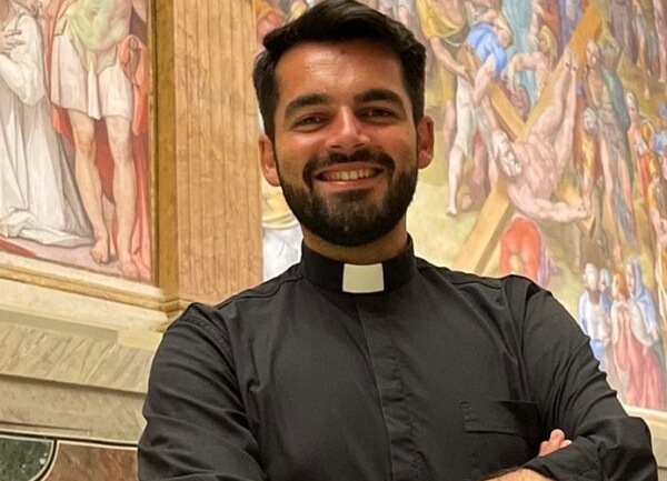 Viaggio tra i preti social del Levante: il nostro servizio in edicola