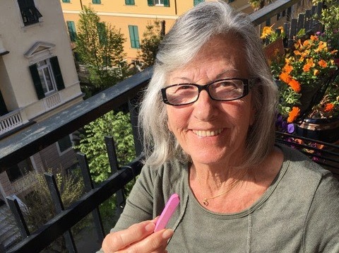 “Ri-fiorire nella vibrazione dei gessetti”: la mostra di Ivana Baronetti