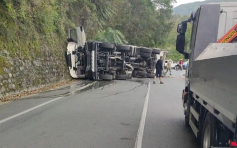 Camion ribaltato a Ferrada di Moconesi