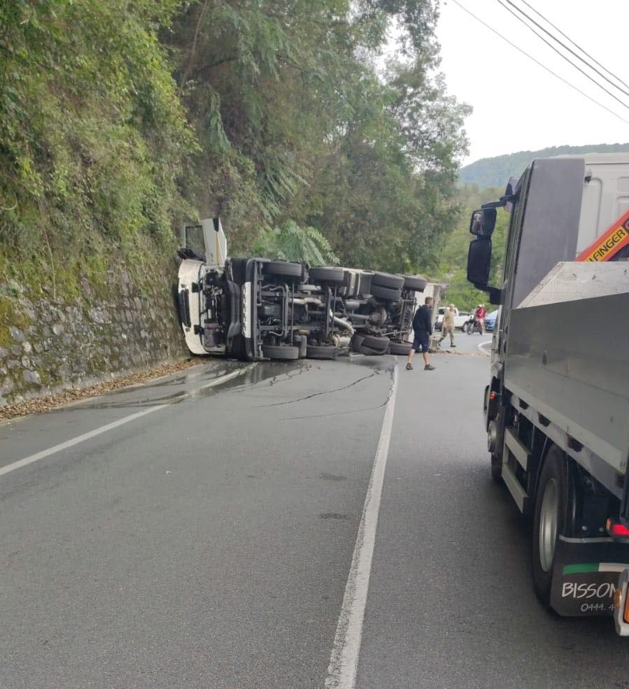 Camion ribaltato a Ferrada di Moconesi