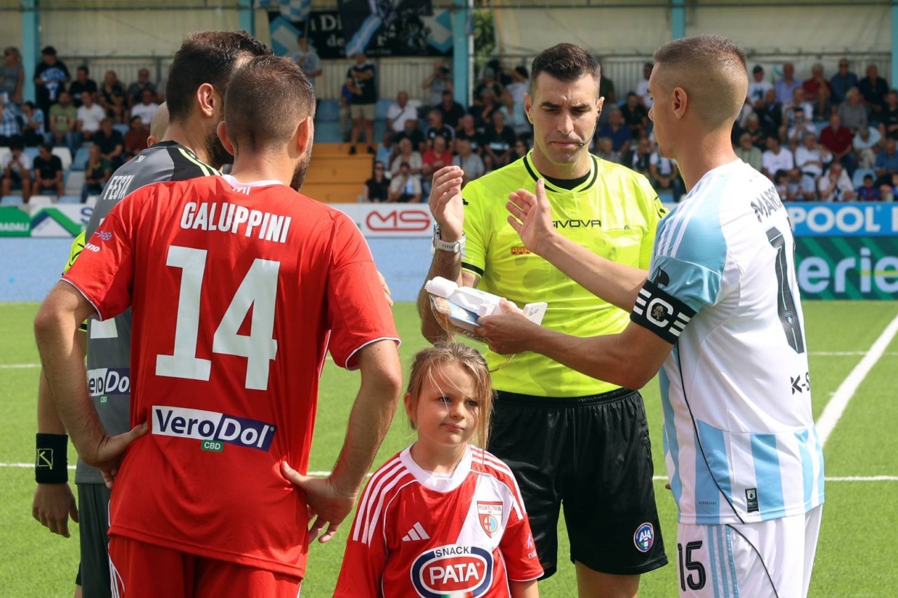 Virtus Entella: una scultura sostituisce il gagliardetto scambiato tra i capitani