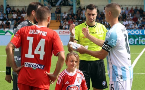 Virtus Entella: una scultura sostituisce il gagliardetto scambiato tra i capitani