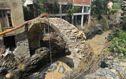 Maltempo in Fontanabuona, l’arco dell’antico ponte di Monleone ha resistito alla piena