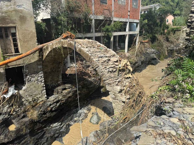 Maltempo in Fontanabuona, l’arco dell’antico ponte di Monleone ha resistito alla piena