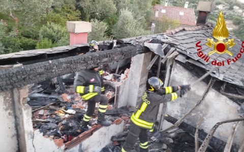Incendio nella notte a Leivi, villa distrutta e famiglie evacuate