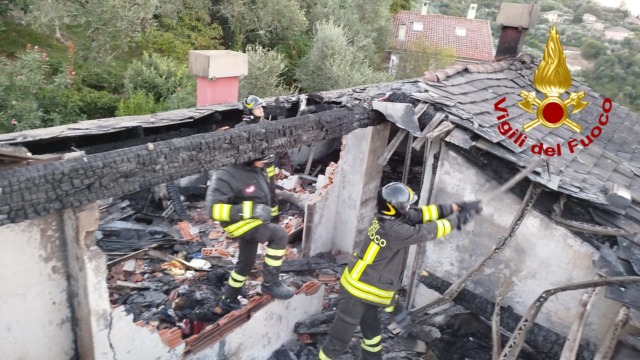 Incendio nella notte a Leivi, villa distrutta e famiglie evacuate