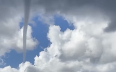 Spettacolare tromba d’aria nella Baia del Silenzio