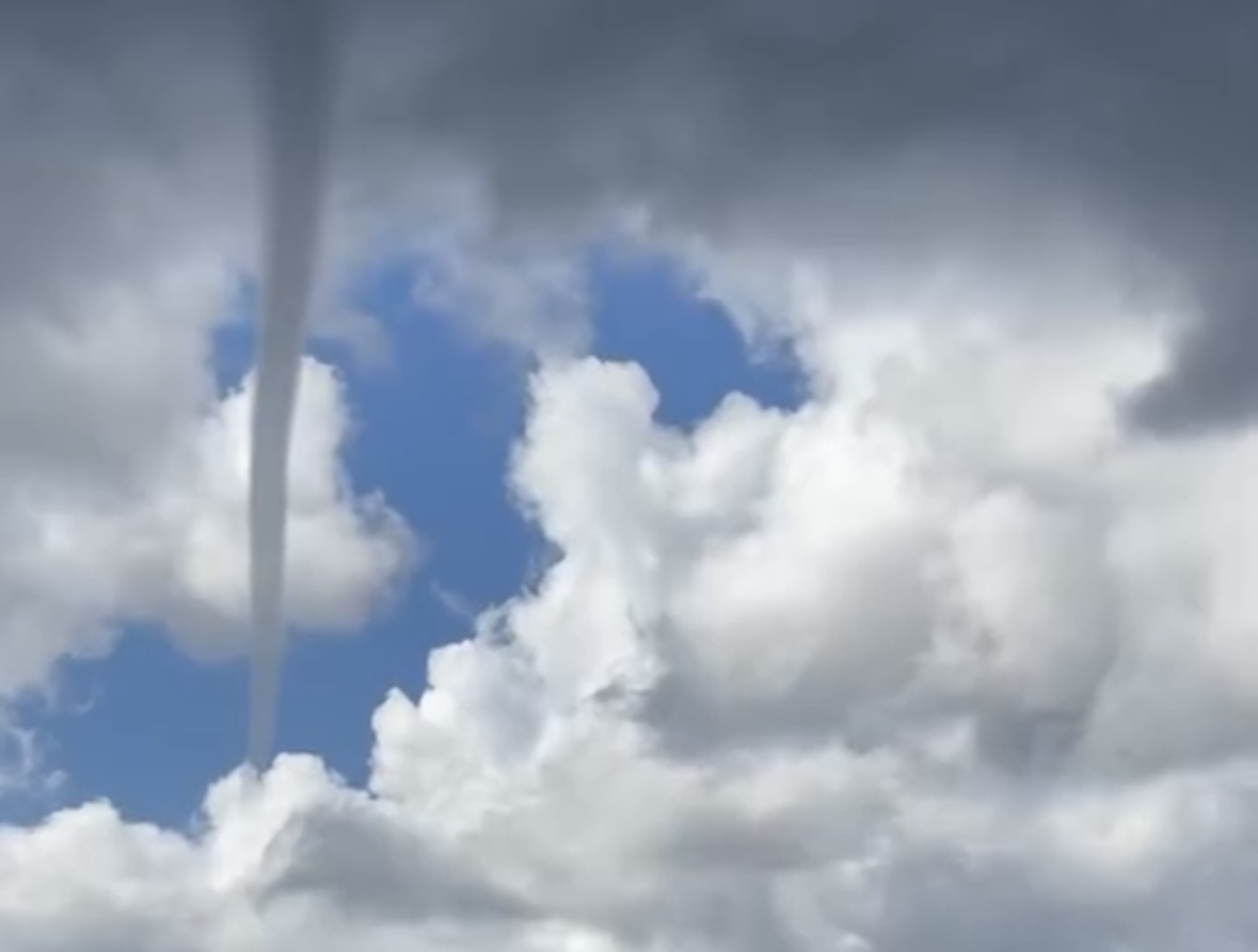 Spettacolare tromba d’aria nella Baia del Silenzio