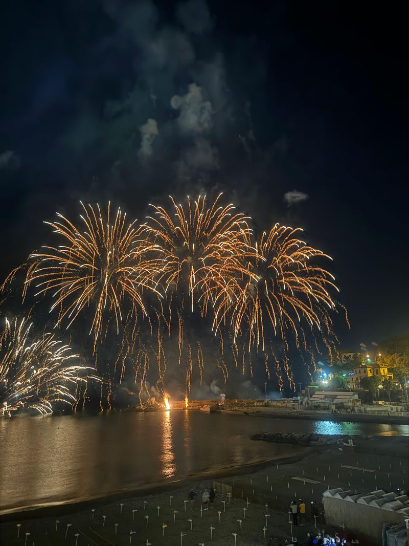 Recco, una marea di folla per la magia della Sagra del Fuoco