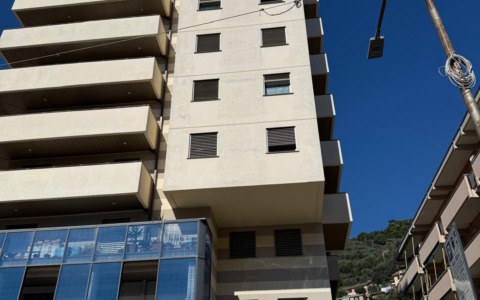 Recco, serramenti motorizzati per vincere la paura del buio nell’appartamento di via XXV Aprile