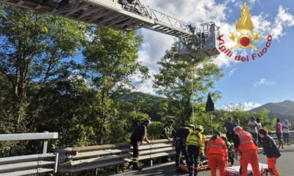 Motociclista scivola oltre la protezione stradale: l’intervento dei Vigili del Fuoco