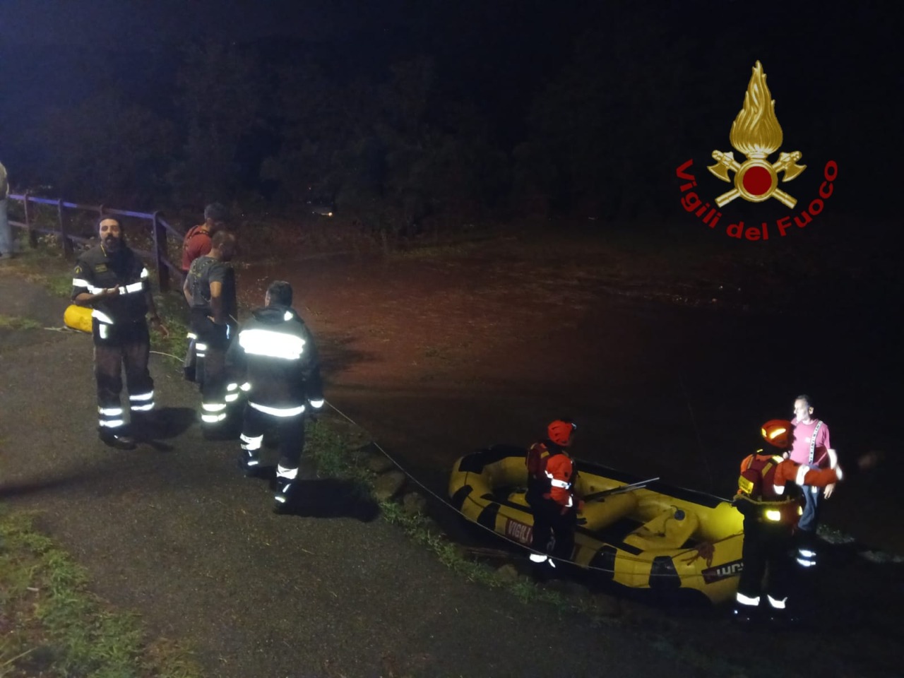 Auto finisce nel fiume Lavagna a Calvari