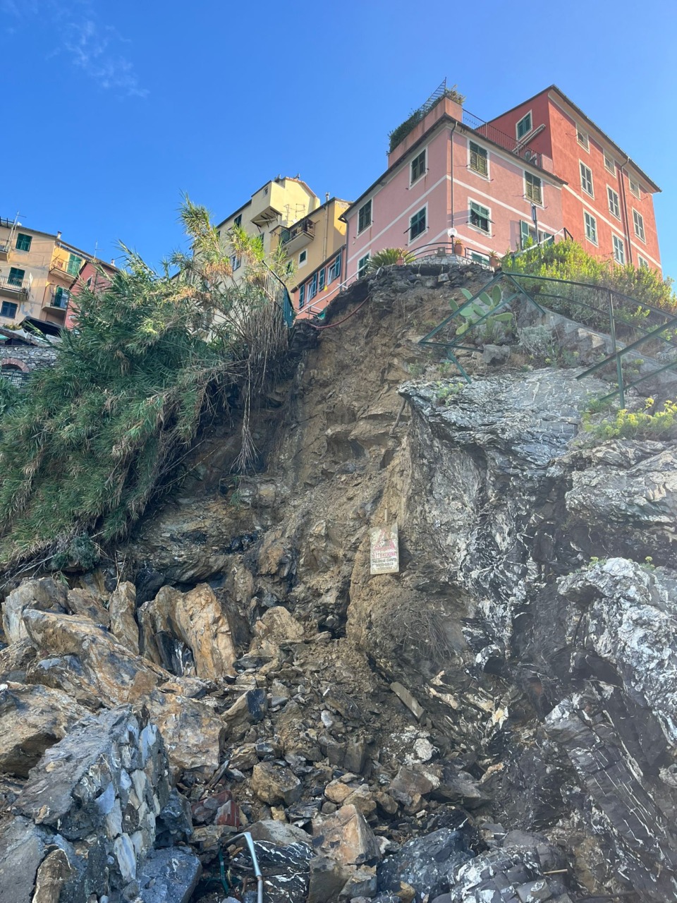 Vivere Sori: “E’ crollata una parte di passeggiata e ha trascinato via il monumento ai Caduti”
