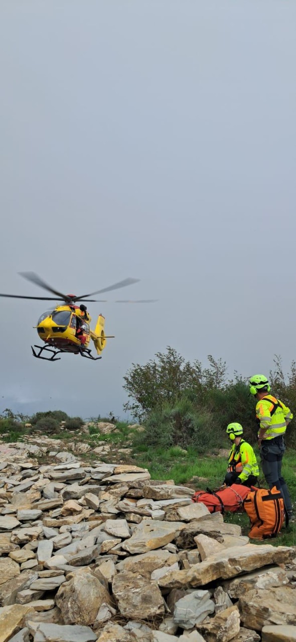Lavagnese si ferisce alla schiena in gita: l’elisoccorso Grifo la trasporta al San Martino