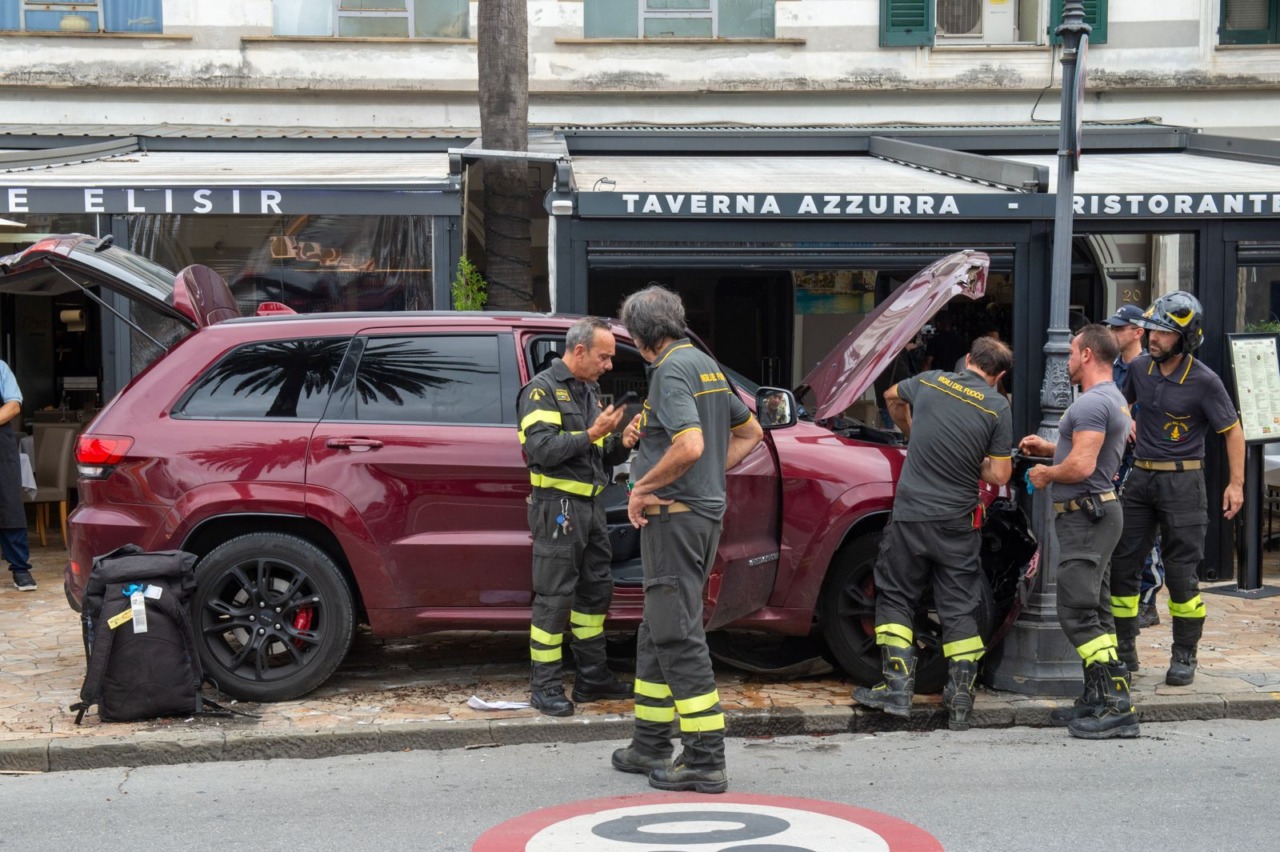 Rapallo, auto fuori controllo sul lungomare: tragedia sfiorata tra i ristoranti